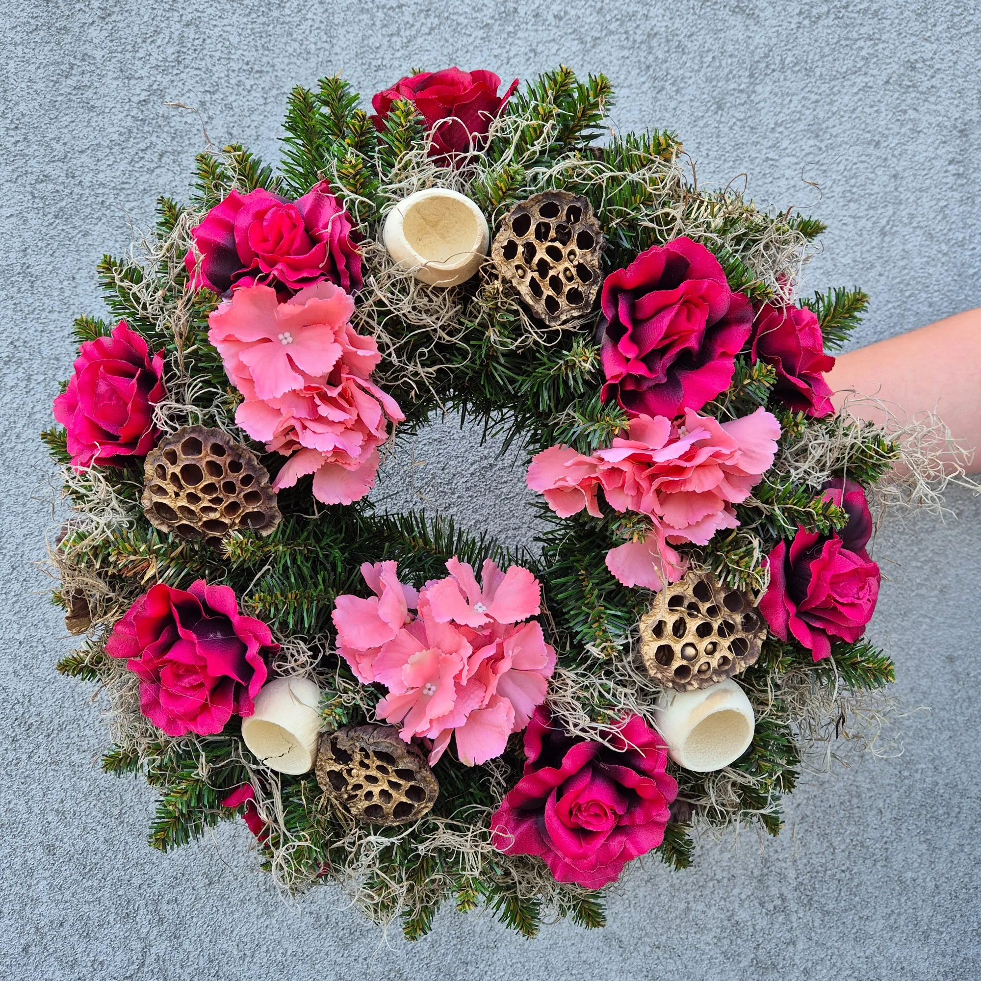 Wianek na grób z różowymi kwiatami - kompozycja nagrobna handmade